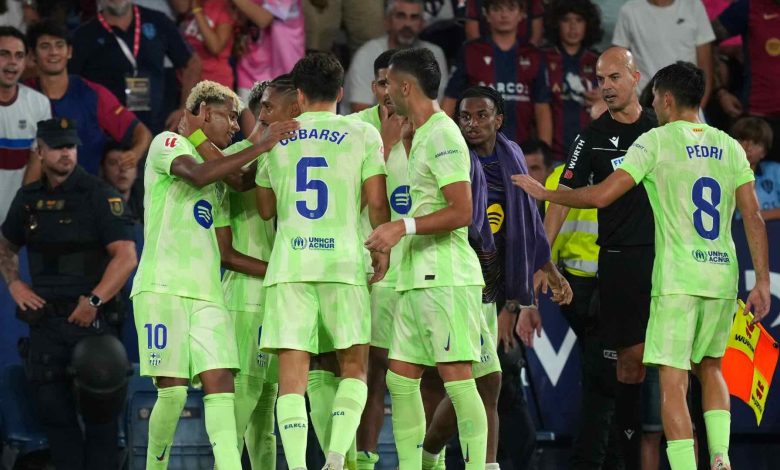 لاعبي برشلونة يحتفلون بالفوز على ليفانتي