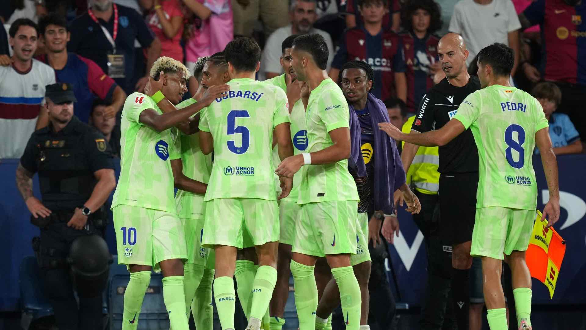 لاعبي برشلونة يحتفلون بالفوز على ليفانتي