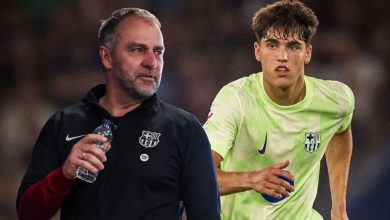مدرب برشلونة هانز فليك مع المدافع الشاب باو كوبارسي