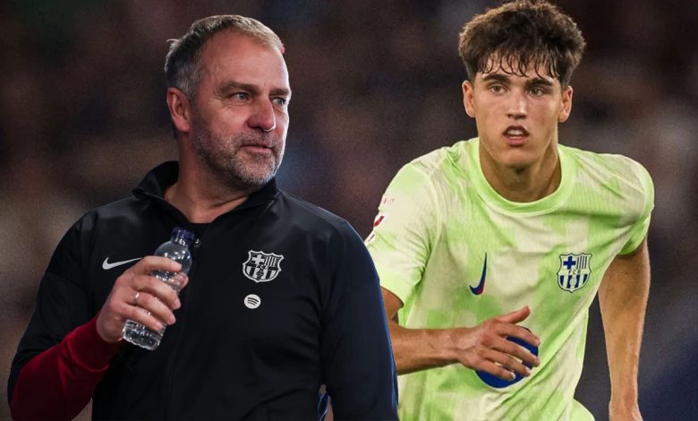 مدرب برشلونة هانز فليك مع المدافع الشاب باو كوبارسي
