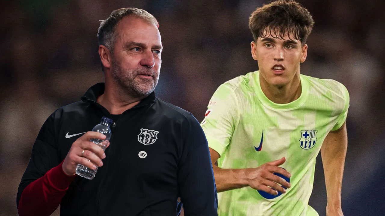 مدرب برشلونة هانز فليك مع المدافع الشاب باو كوبارسي