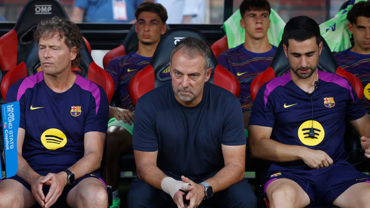 هانز فليك مدرب برشلونة في مباراة ليفانتي
