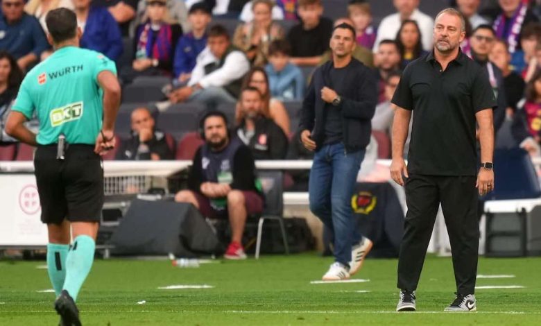 هانز فليك والحكم جيل مانزانو في مباراة برشلونة وجيرونا