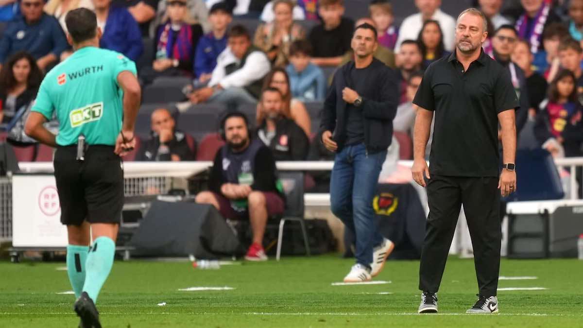 هانز فليك والحكم جيل مانزانو في مباراة برشلونة وجيرونا