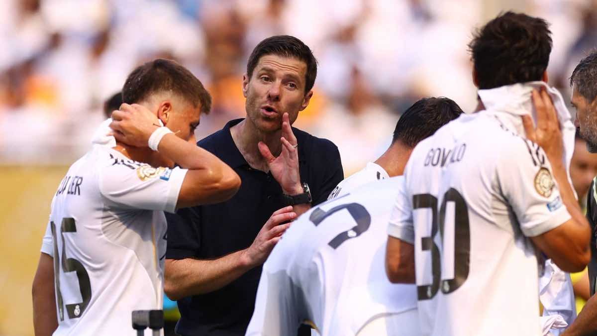 تشابي ألونسو يحدد نقطة ضعف برشلونة ويطالب لاعبي ريال مدريد بمهاجمتها في الكلاسيكو