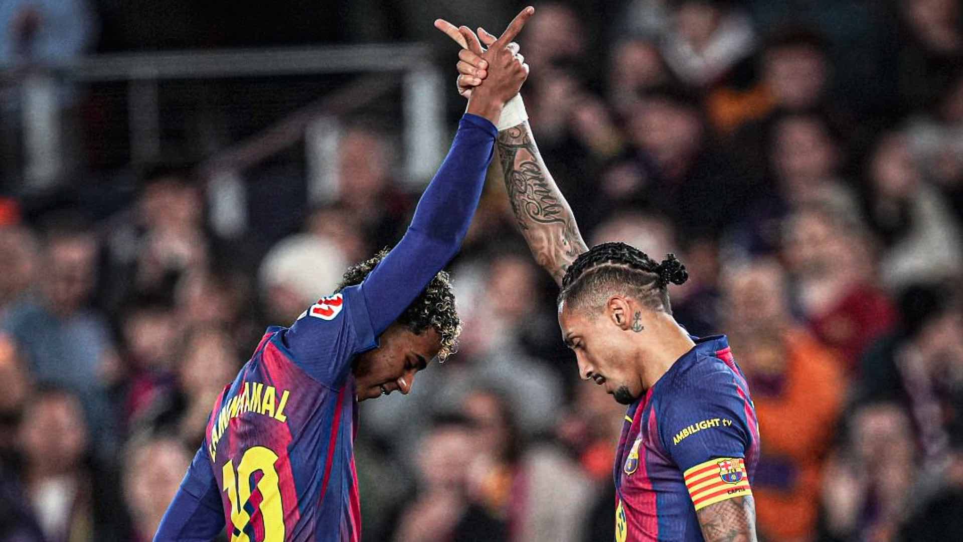 احتفال رافينيا ولامين يامال في مباراة أوساسونا