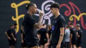 رعب في برشلونة قبل سفر رافينيا إلي استراليا