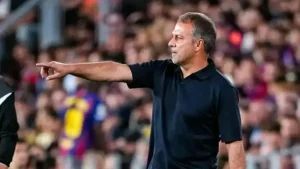 فليك يوقف رحيل لاعب وسط برشلونة في اللحظات الأخيرة ويدرجه في قائمة الفريق الرسمية