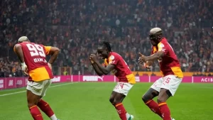 لم نفز معه من قبل.. اليويفا يعلن حكم مباراة برشلونة وجالطة سراي في دوري الأبطال