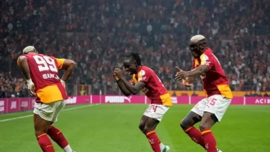 لم نفز معه من قبل.. اليويفا يعلن حكم مباراة برشلونة وجالطة سراي في دوري الأبطال