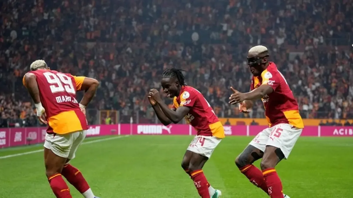 لم نفز معه من قبل.. اليويفا يعلن حكم مباراة برشلونة وجالطة سراي في دوري الأبطال