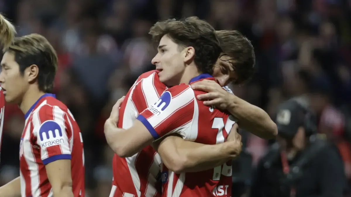 بعد شكوى اتلتيكو مدريد.. الاتحاد الإسباني يعلن عقوبة برشلونة في قضية جوليان ألفاريز