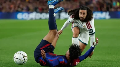 خبير تحكيمي يحسم الجدل حول واقعة كوكوريلا مع لامين يامال في الكلاسيكو