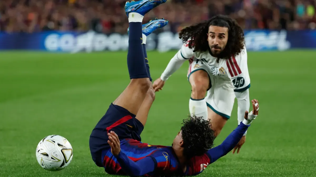 خبير تحكيمي يحسم الجدل حول واقعة كوكوريلا مع لامين يامال في الكلاسيكو
