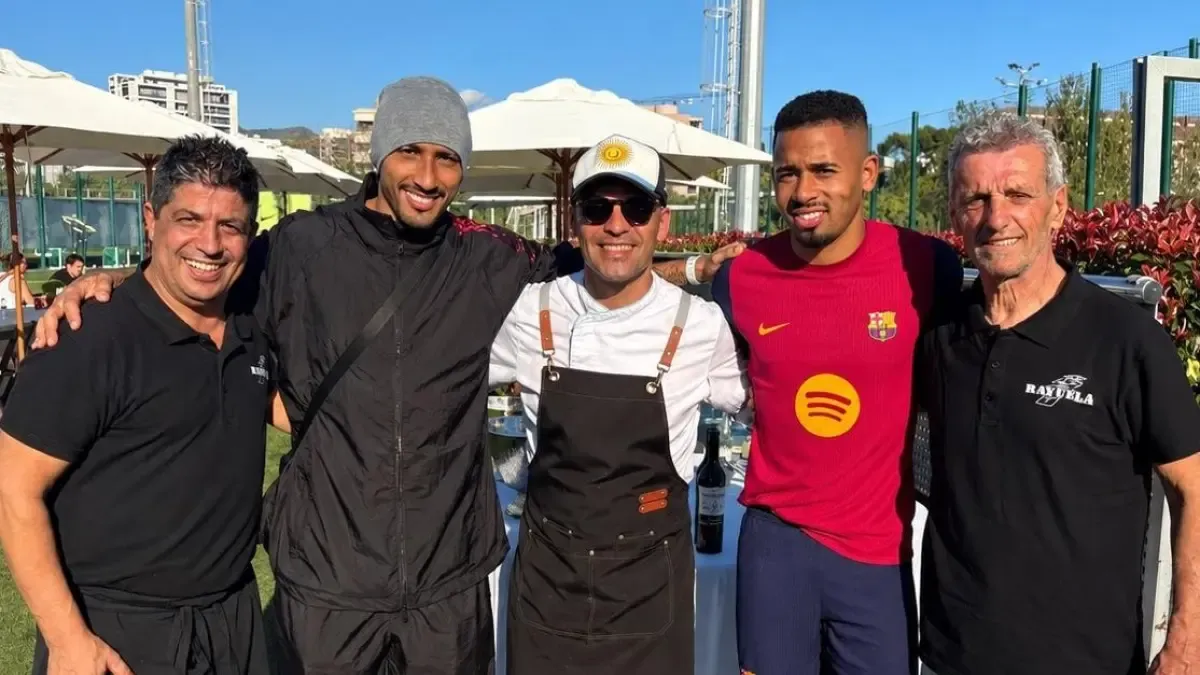 كواليس حفل شواء نظمه رافينيا ورودري لرأب صدع برشلونة بعد خسارتي الكلاسيكو وباريس