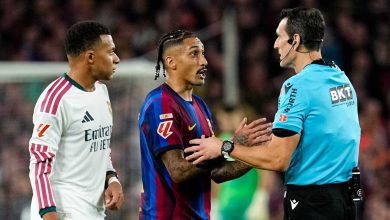 رافينيا ومبابي مع الحكم مارتينيز مونويرا في كلاسيكو برشلونة وريال مدريد