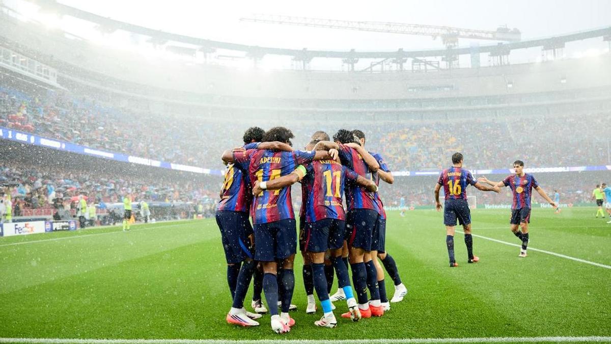 مدافع برشلونة ينتظر قرار ثلاثي لحسم مشاركته أمام باريس سان جيرمان